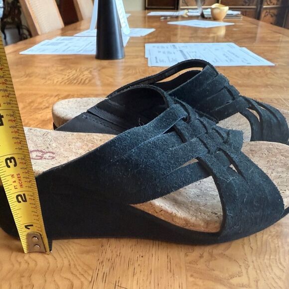UGG Black Sandals Cozy Slip-On Design - Picture 4 of 7
